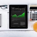 Die Rolle von Banken und Brokern beim Aktienkauf in Deutschland